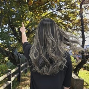 ベースを無彩色系ブラックにしたメッシュ