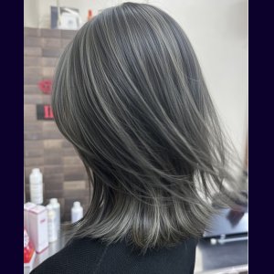 ドライヤーの風で髪を揺らしたアッシュ＆メッシュ